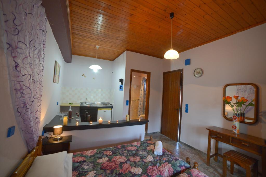 Giannis And Fridas Garden Apartment Sidari  Ruang foto